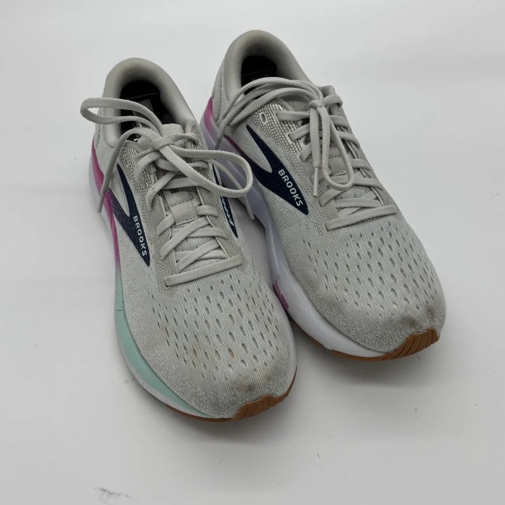 Brooks upper size neutral